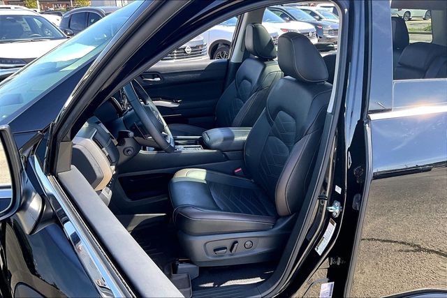 Used 2025 Nissan Pathfinder Platinum 4D Sport Utility