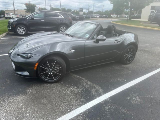 Machine Gray Metallic 2025 Mazda MX-5 Miata Convertible Rear-Wheel Drive 6-Speed Automatic