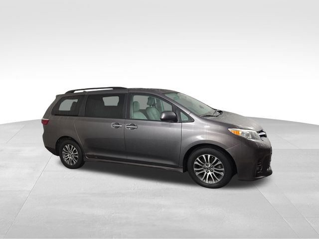 2019 Toyota Sienna XLE photo
