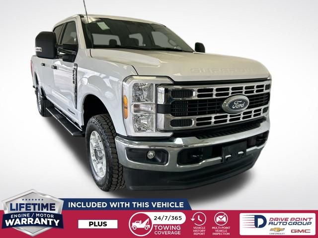 Oxford White 2025 Ford F-250 Super Duty XLT Crew Cab 4WD Pickup Truck Four-Wheel Drive Automatic