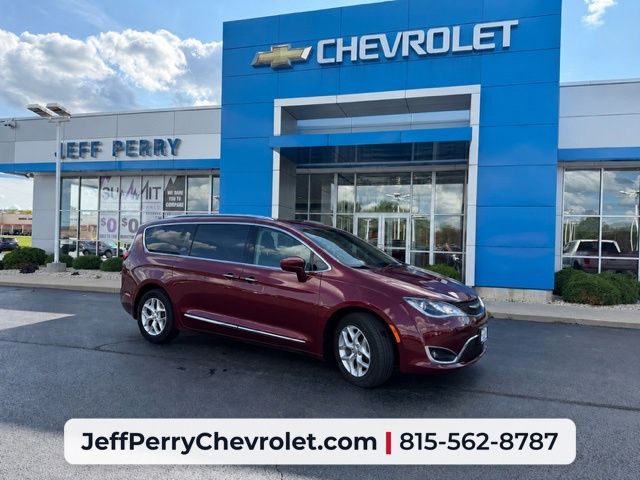 Velvet Red Pearlcoat 2017 Chrysler Pacifica Minivan Front-Wheel Drive 9-Speed Automatic