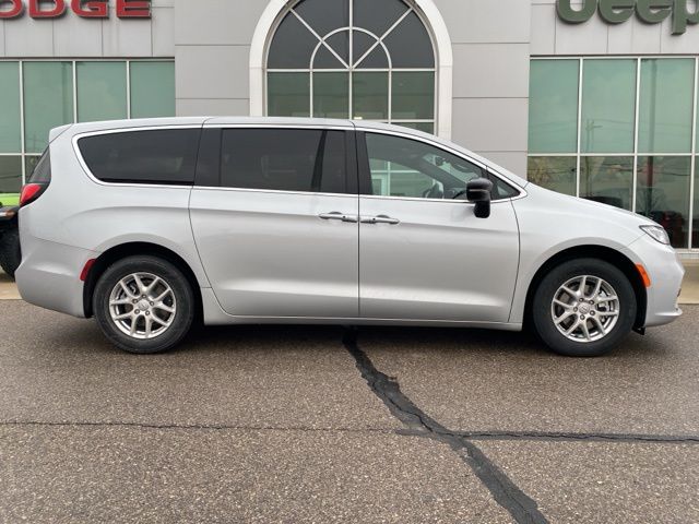 2026 Chrysler Pacifica Select - Silver Mist Clearcoat exterior view 4