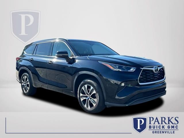 Midnight Black Metallic 2022 Toyota Highlander XLE FWD SUV / Crossover Front-Wheel Drive 8-Speed Automatic