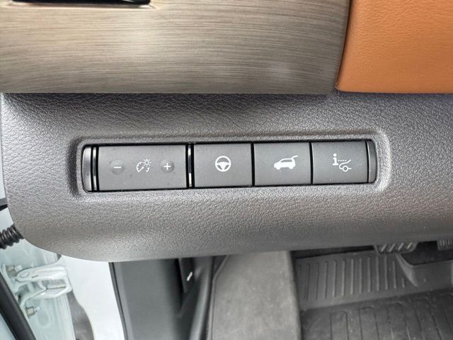 Used 2025 White Nissan Platinum image 23