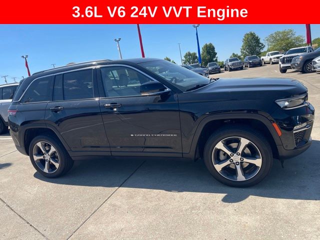Diamond Black Crystal Pearlcoat 2023 Jeep Grand Cherokee SUV / Crossover Four-Wheel Drive 8-Speed Automatic