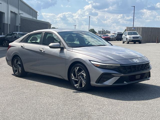 Used 2025 Silver Hyundai SEL Convenience image 15
