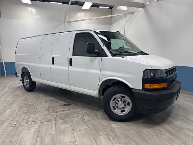 New 2026 Summit White Chevrolet Work Van image 31