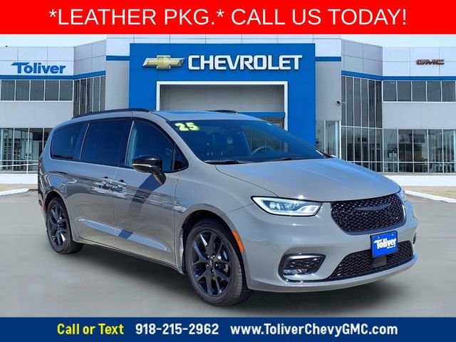 Ceramic Gray Clearcoat 2025 Chrysler Pacifica Minivan Front-Wheel Drive 9-Speed Automatic