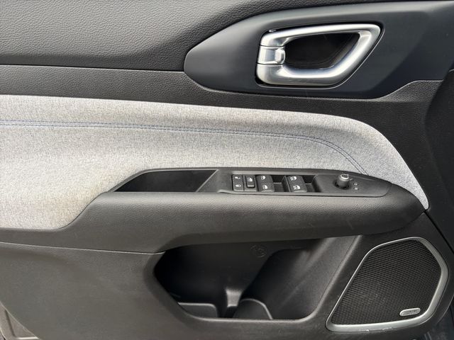 Used 2022 Gray Jeep Latitude image 10