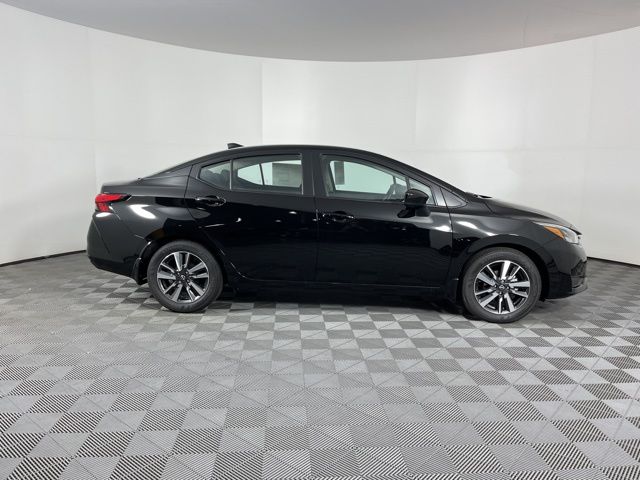 2025 Super Black Metallic Nissan Versa 1.6 SV FWD Sedan