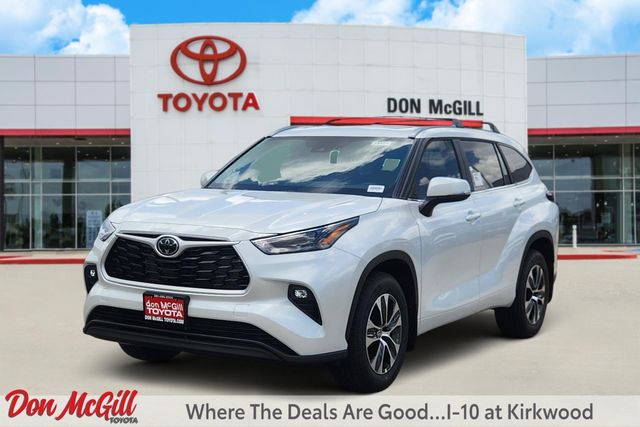 White (Wind Chill Pearl) 2026 Toyota Highlander SUV / Crossover All-Wheel Drive Automatic