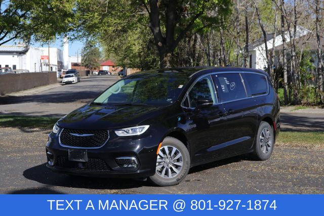 Diamond Black Crystal Pearlcoat 2024 Chrysler Pacifica Hybrid Select FWD Minivan Front-Wheel Drive Continuously Variable Transmission