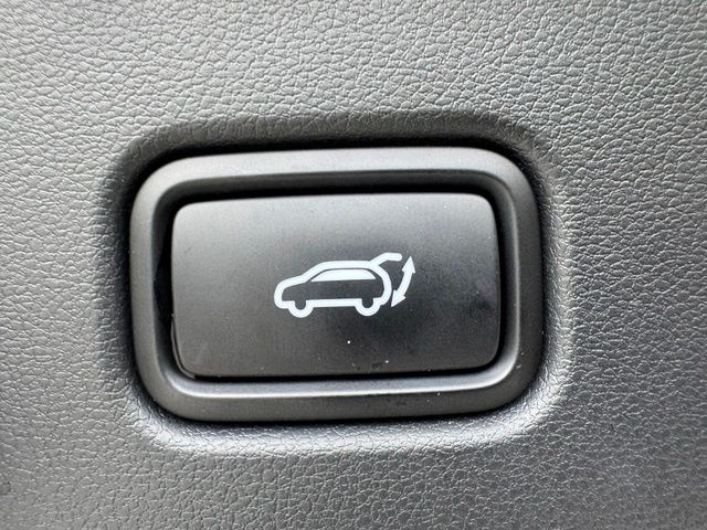 Used 2025 White Hyundai SEL Convenience image 8