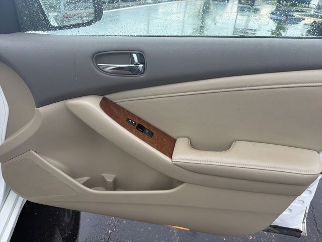 Used 2009 White Nissan 2.5 SL image 33