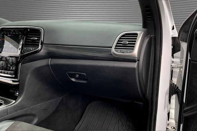 Used 2020 White Jeep Altitude image 25