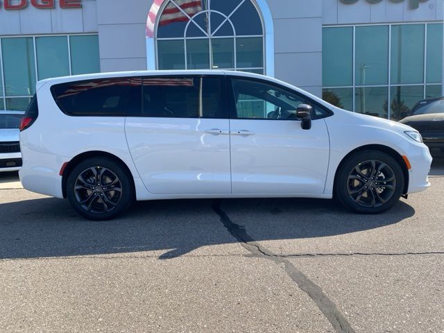 2026 Chrysler Pacifica Select - Bright White Clearcoat exterior view 4