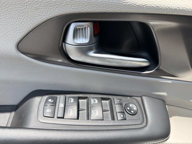 Used 2024 Chrysler Pacifica Van