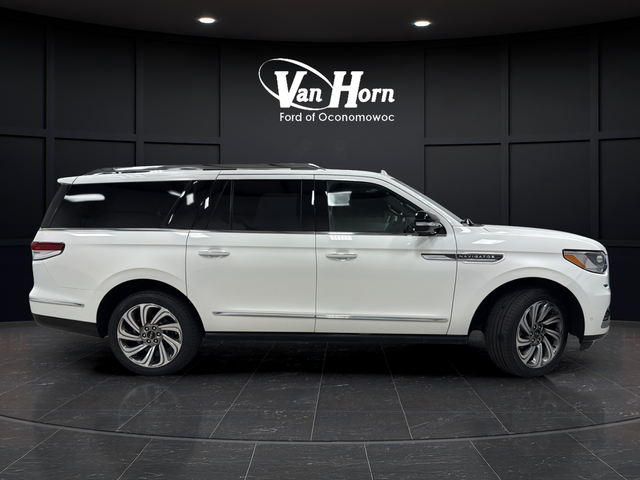 Used 2023 Pristine White Metallic Tri-Coat Lincoln Reserve image 8