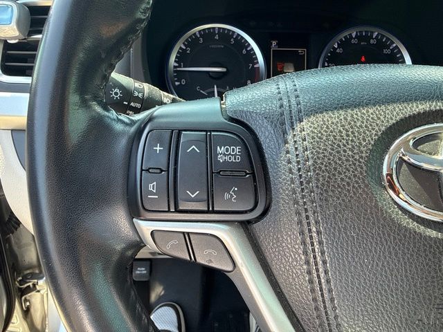 Used 2018 Silver Toyota XLE image 12