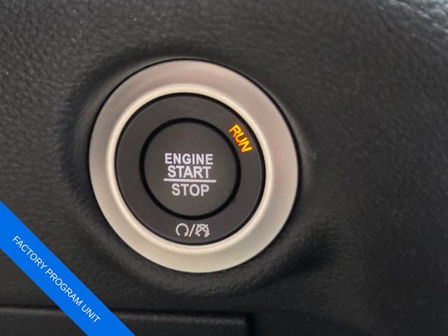 Used 2025 Chrysler Pacifica Van