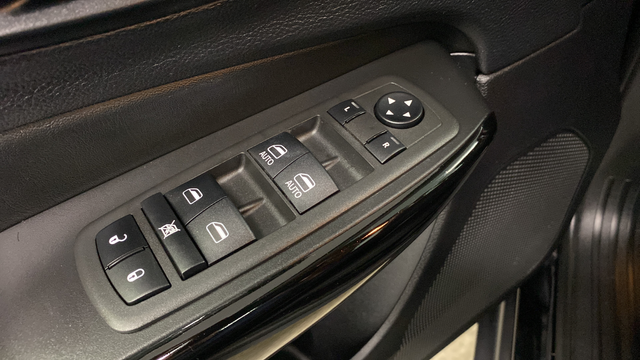 Used 2023 Diamond Black Crystal Pearlcoat Jeep Altitude image 22