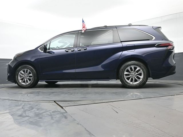 2022 Toyota Sienna XLE 40