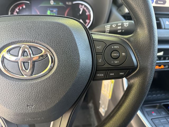 Used 2025 White Toyota LE image 17