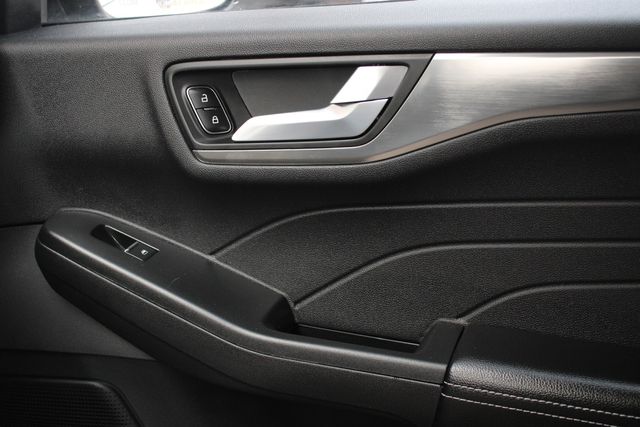 Used 2022  Ford Titanium image 20