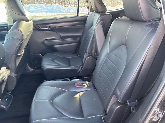 used 2021 Toyota Highlander car, priced at $28,899