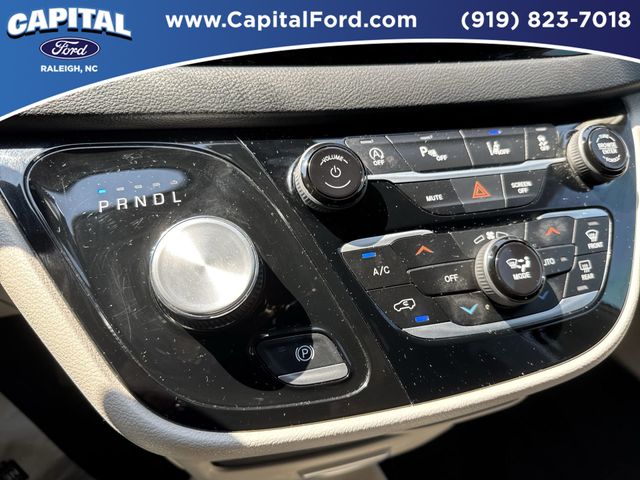 Used 2024 White Chrysler Touring L image 28