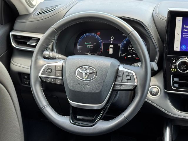 Used 2025 Toyota Highlander SUV