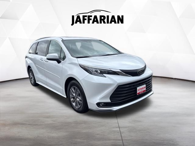 White (Wind Chill Pearl) 2026 Toyota Sienna XLE 7-Passenger AWD Minivan All-Wheel Drive Continuously Variable Transmission