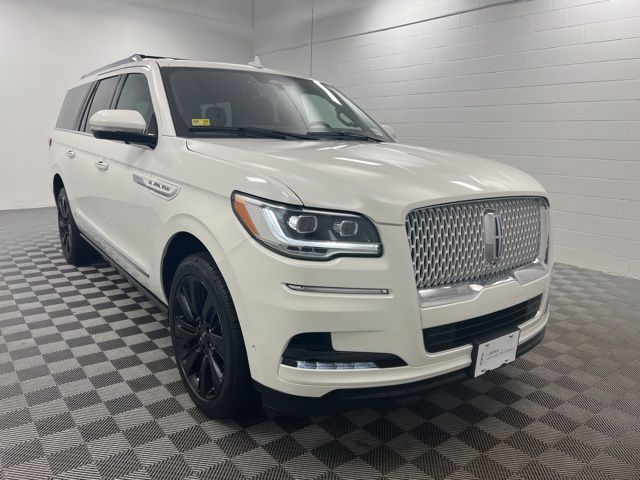 Pristine White Metallic Tri-Coat 2023 Lincoln Navigator L Reserve 4WD SUV / Crossover Four-Wheel Drive Automatic