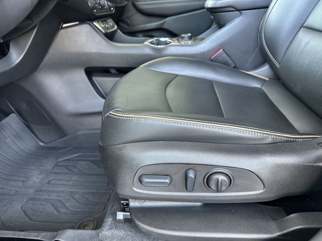 Used 2022 White GMC AT4 image 13