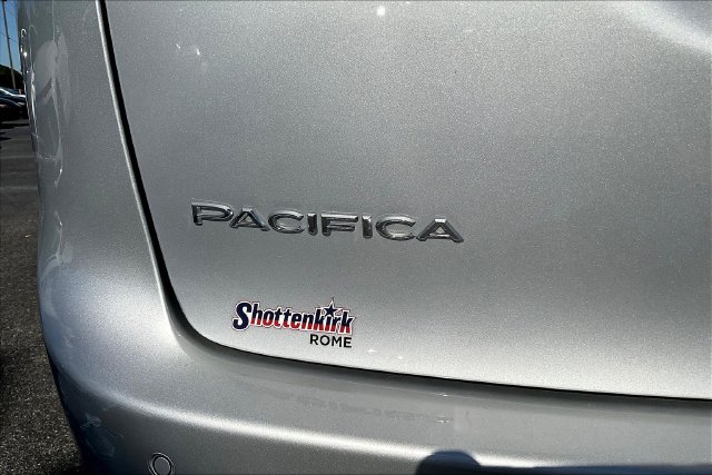 Used 2024 Chrysler Pacifica Van