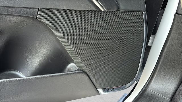 Used 2022 White Cadillac Sport image 41