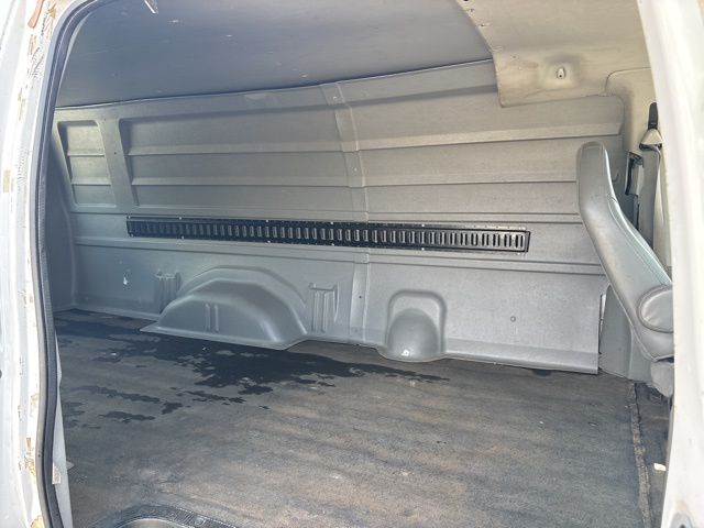 Used 2005 White Ford Commercial image 20