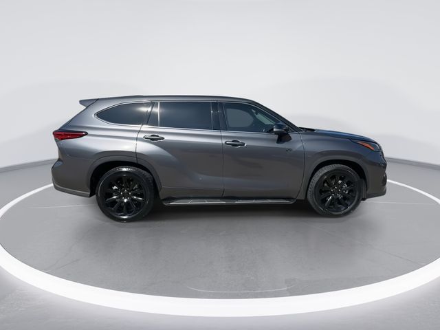 Used 2022 Gray Toyota LE image 8