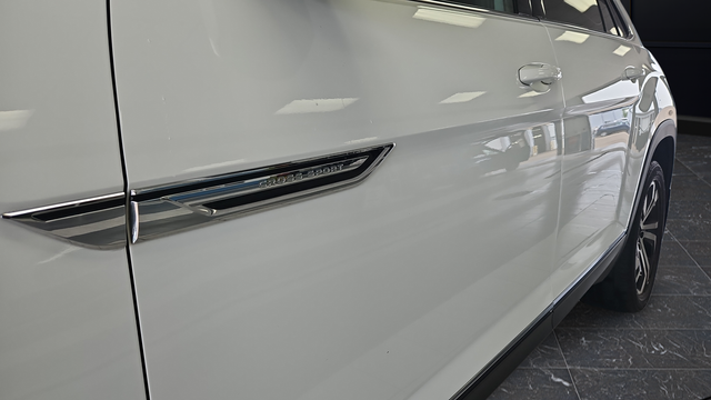 Used 2021 Pure White Volkswagen 3.6L V6 SEL Premium image 42
