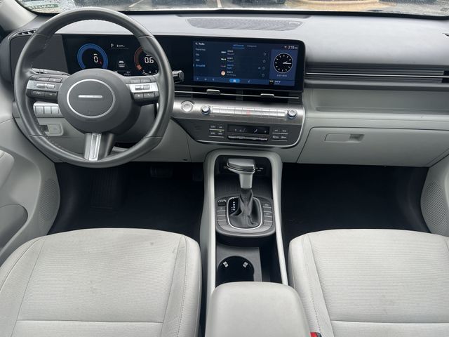 Used 2025 White Hyundai SEL image 17