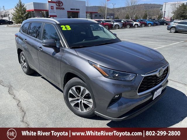 Magnetic Gray Metallic 2023 Toyota Highlander XLE AWD SUV / Crossover All-Wheel Drive 8-Speed Automatic