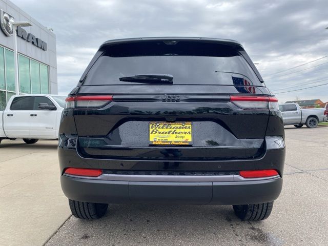 2026 Jeep Grand Cherokee - Diamond Black exterior view 5