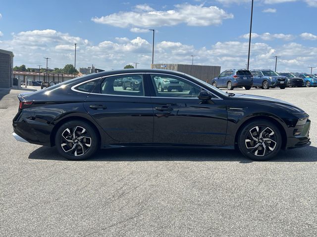 Used 2025 Black Hyundai SEL image 14