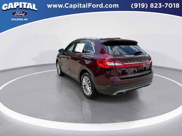 Used 2018 Red Lincoln Select image 6
