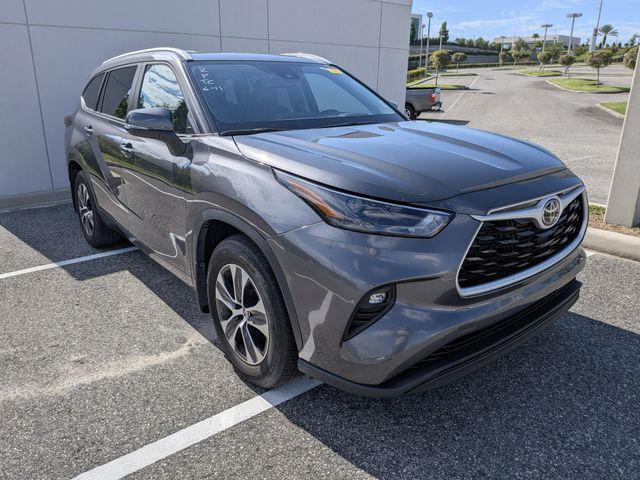 Magnetic Gray Metallic 2024 Toyota Highlander XLE FWD SUV / Crossover Front-Wheel Drive 8-Speed Automatic
