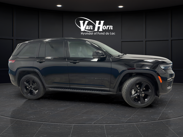 Used 2024 Diamond Black Crystal Pearlcoat Jeep Limited image 8