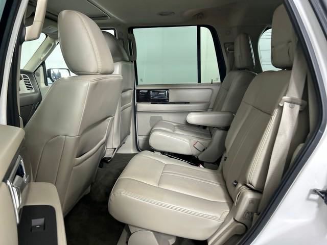 2017 Lincoln Navigator Select 37