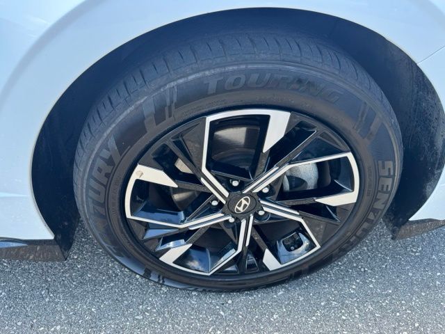 Used 2025 White Hyundai SEL image 10