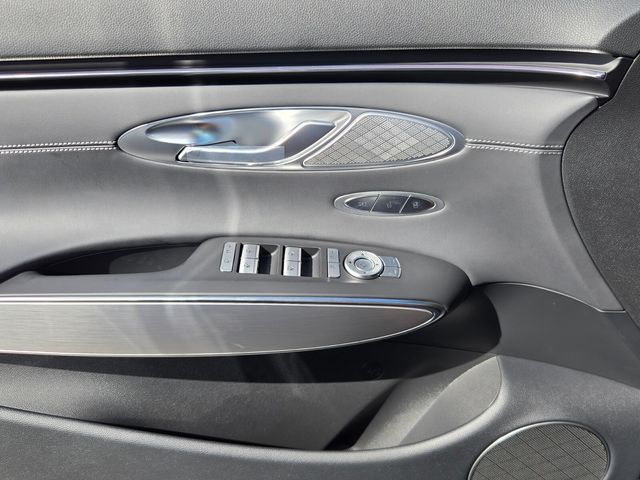 2027 Genesis Gv70