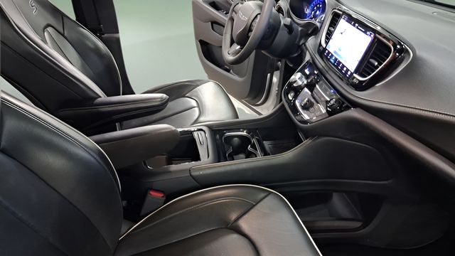 Used 2025 Chrysler Pacifica Van